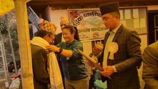 हलेसी सल्लेका विशिष्ट व्यक्तिलाई वडा कार्यालयको सम्मान