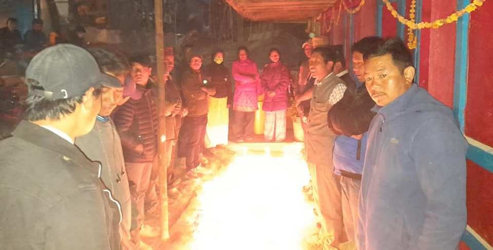 संसद पुःर्नस्थापनाको खुसीयालीमा जन्तेढुंगामा दिप प्रज्वलन