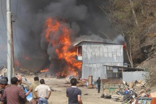 ताप्लेजुङका आगलागी पीडितलाई योगेश भट्टराईद्वारा पाँच लाख सहयोग