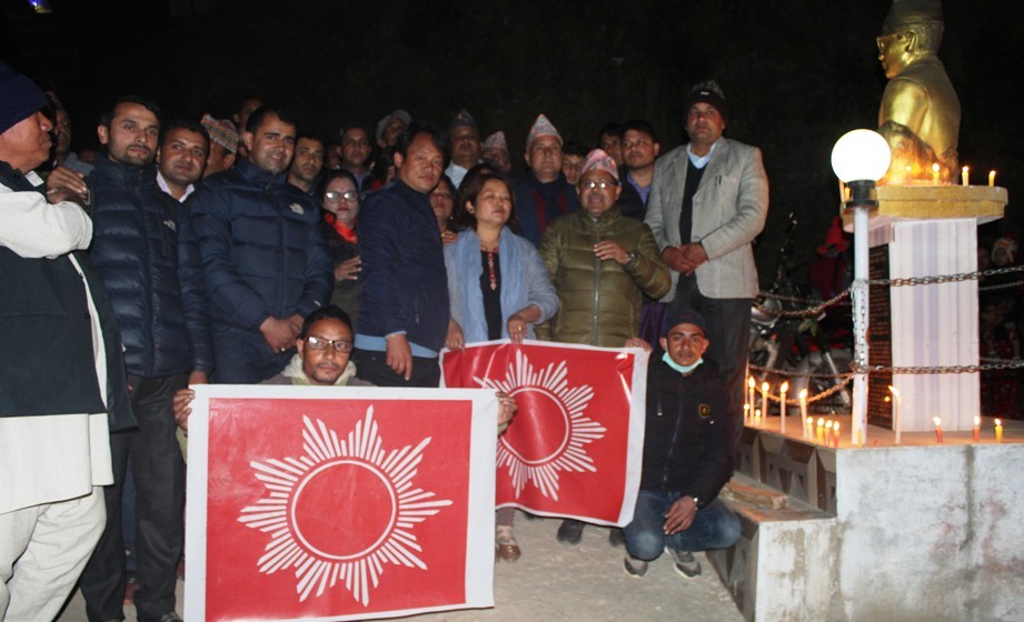 सर्वोच्च अदालतको फैसलापछि ओली पक्षका नेता कार्यकर्ताले दिक्तेलमा खुसियाली मनाए
