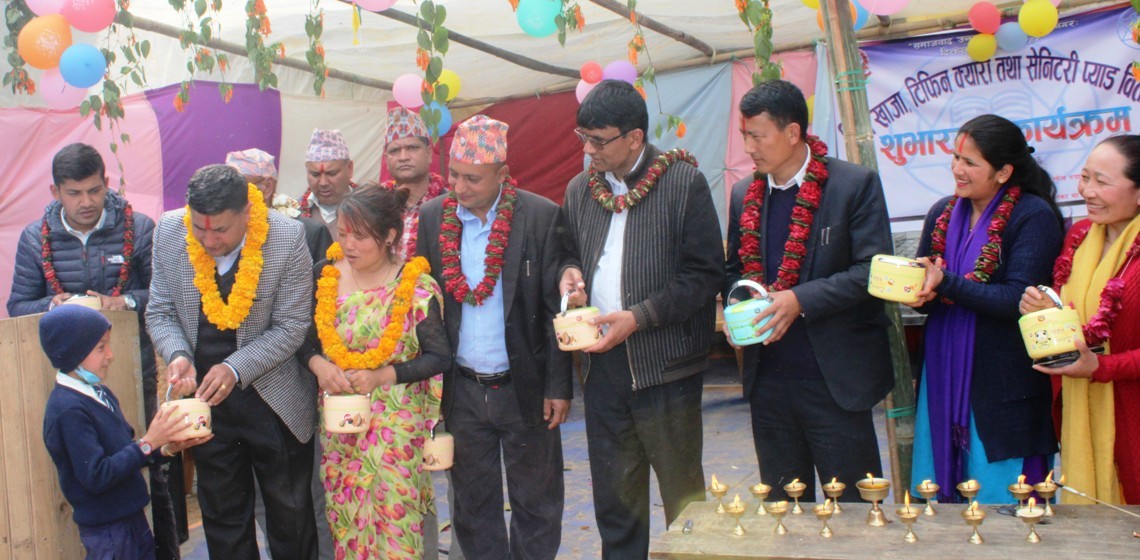 दिक्तेल रुपाकोट मझुवागढी नगरपालिकाका ५ हजार ४७८ जना विधार्थीलाई टिफिन क्यारी