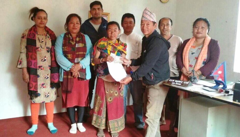 सावाकटहरेका अग्नी पीडित परिवारलाई राहत 
