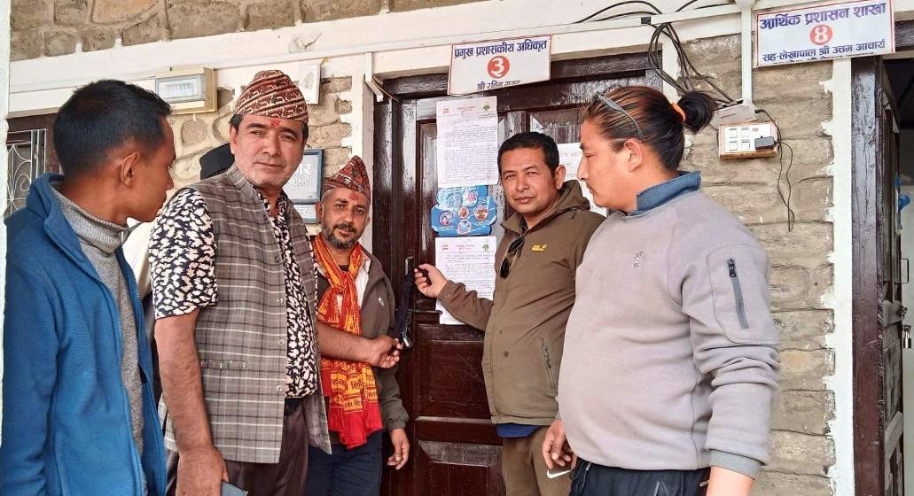 प्रमुख प्रशासकीय अधिकृतको कार्यकक्षमा ताला 