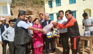 नेबिसंघ नेता भुजेलले दिए विद्यालयलाई खेल सामग्री, विद्यार्थीलाई शैक्षिक सामग्री 