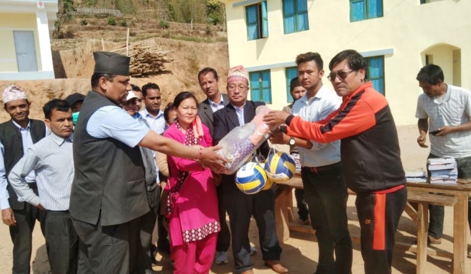 नेबिसंघ नेता भुजेलले दिए विद्यालयलाई खेल सामग्री, विद्यार्थीलाई शैक्षिक सामग्री 