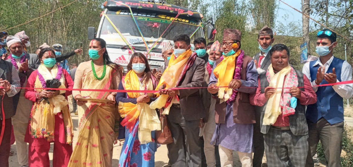 दिक्तेल- बाम्राङ– बुइपा  बस सेवा सुरु