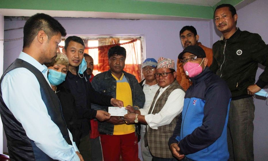 आगलागी पीडित फर्निचर उद्यमीलाई राहत प्रदान 