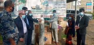 एमालेका प्रमुख सचेतक भट्टराईद्वारा स्वास्थ्य कार्यालयलाई स्वास्थ्य सामग्री हस्तान्तरण