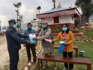 वडा कार्यालयले वितरण गर्‍यो संक्रमितलाई मास्क र सेनिटाइजर 