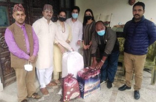 क्याप्टेन रिजालद्वारा स्वास्थ्य कार्यालयलाई स्वास्थ्य सामग्री 
