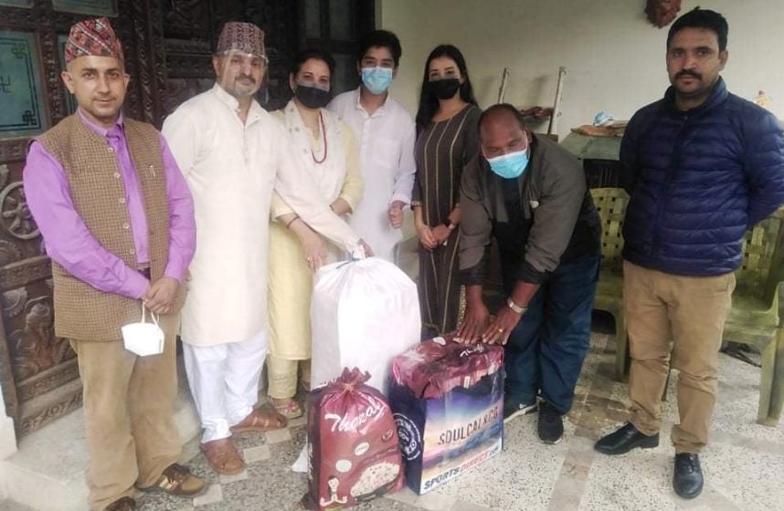 क्याप्टेन रिजालद्वारा स्वास्थ्य कार्यालयलाई स्वास्थ्य सामग्री 