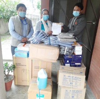ऐसेलुखर्क गाउँपालिकालाई स्वास्थ्य सामग्री प्रदान