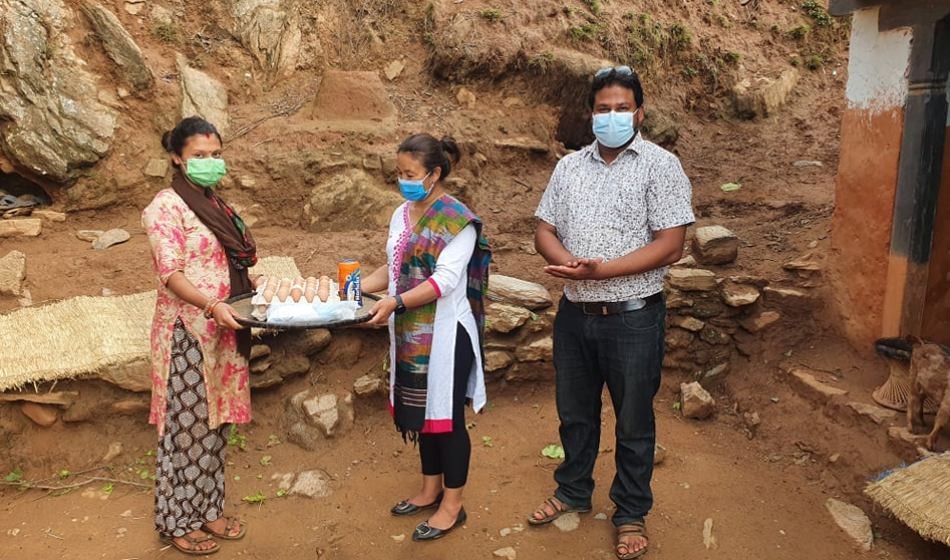 उपप्रमुख राईद्वारा संक्रमित गर्भवती महिलालाई पोषिलो खानेकुरा 