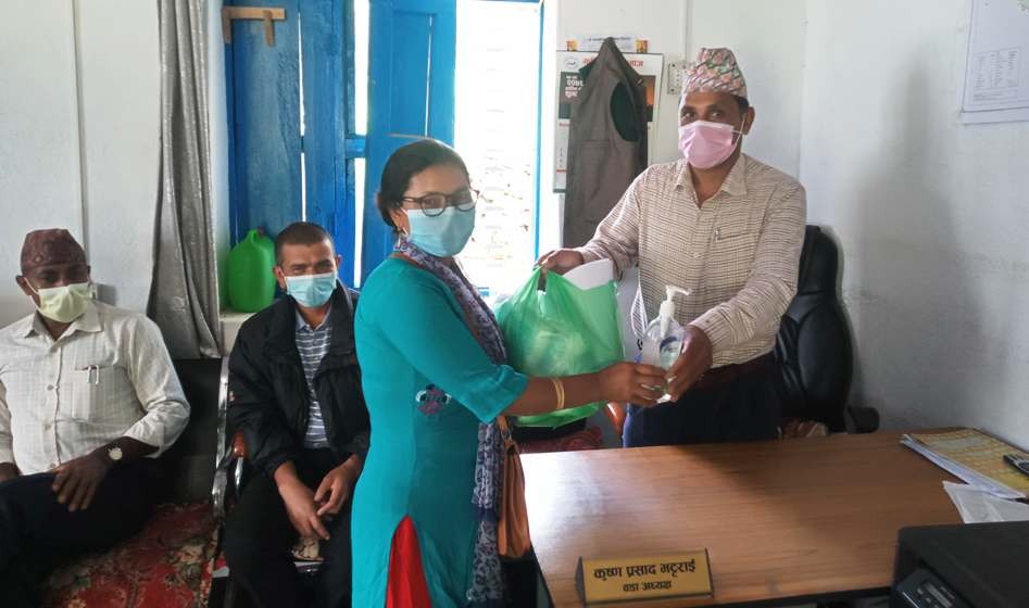 संक्रमणबाट जोगाउन घरघरमा पुगेर मास्क बाँड्दै वडाका जनप्रतिनिधि  