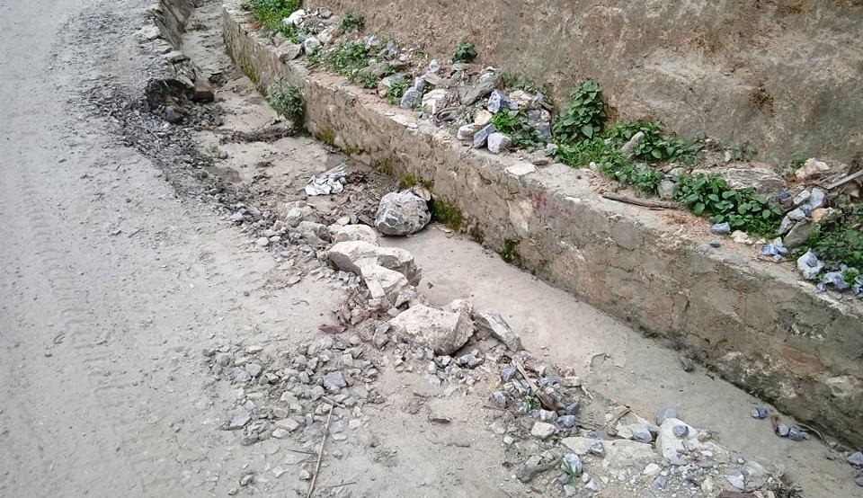 दिक्तेल–आहाले सडक : कालोपत्रेको काम नहुँदै ढल जीर्ण 