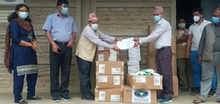 स्वास्थ्य कार्यालय खोटाङलाई स्वास्थ्य सामग्री प्रदान