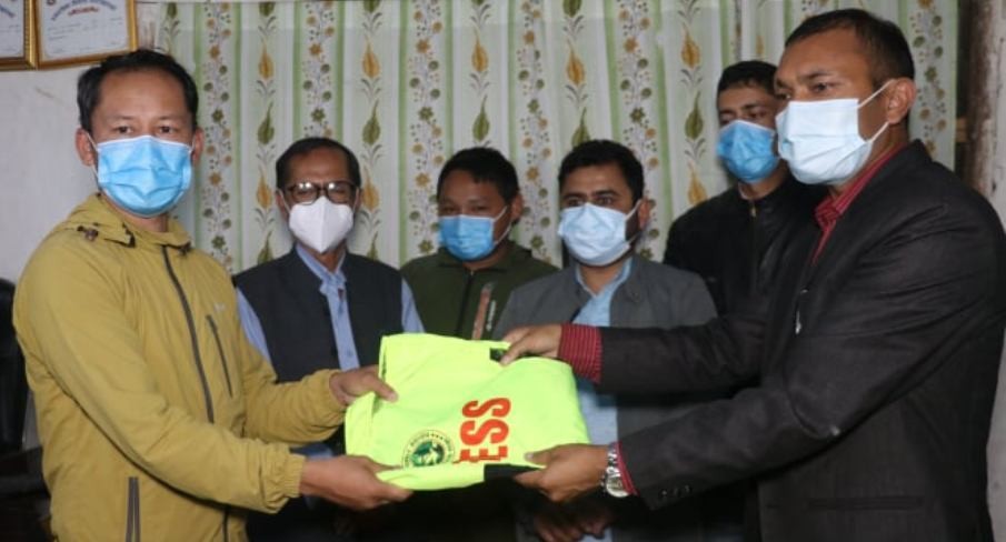 नेपाल पत्रकार महासंघ खोटाङद्वारा पत्रकारलाई महासंघको लोगो अंकित प्रेस ज्याकेट प्रदान