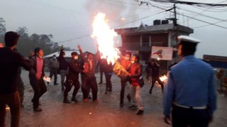 खोटाङमा चार विद्यार्थी संगठनले जलाए राष्ट्रपति र प्रधानमन्त्रीको पुत्ला