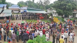 बेलकामा गाउँले र प्रहरीबीच झडप हुँदा ६ प्रहरीसहित १६ जना घाइते