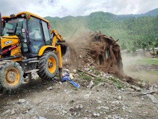 जग्गा अतिक्रमण गरेर बनाइएका घर तथा टहरा जेसिभि लगाएर भत्काइयो