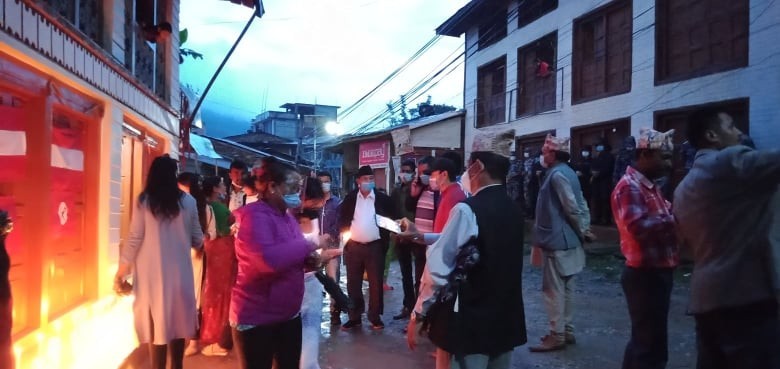 सर्वोच्चको फैसलाको स्वागत गर्दै त्रिवेणीचौकमा दीप प्रज्वलन