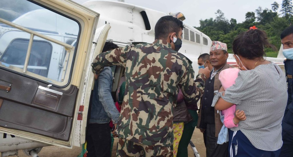 जन्तेढुंगा गाउँपालिकामा सुत्केरी र नवजात शिशुको हेलीकोप्टरबाट उद्धार