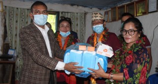 स्वर्गीय पर्शुराम राई प्रतिष्ठानद्वारा  स्वास्थ्य सामग्री प्रदान