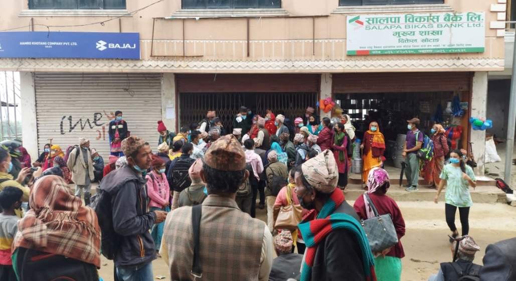 बैंक तथा वित्तीय संस्थामा भिडभाड बढ्दा संक्रमणको जोखिम बढ्यो