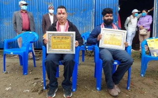 मनोज जोशी प्रतिभा पुरस्कारबाट  अधिकारी र गुरुङ सम्मानित