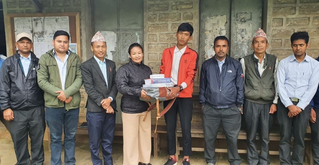 रुखमा डेरा बनाएर अनलाइन कक्षामा सहभागी हुने छात्र मगरलाई उपप्रमुख राइद्धारा शैक्षिक सामग्री प्रदान 