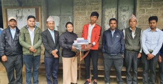 रुखमा डेरा बनाएर अनलाइन कक्षामा सहभागी हुने छात्र मगरलाई उपप्रमुख राइद्धारा शैक्षिक सामग्री प्रदान 