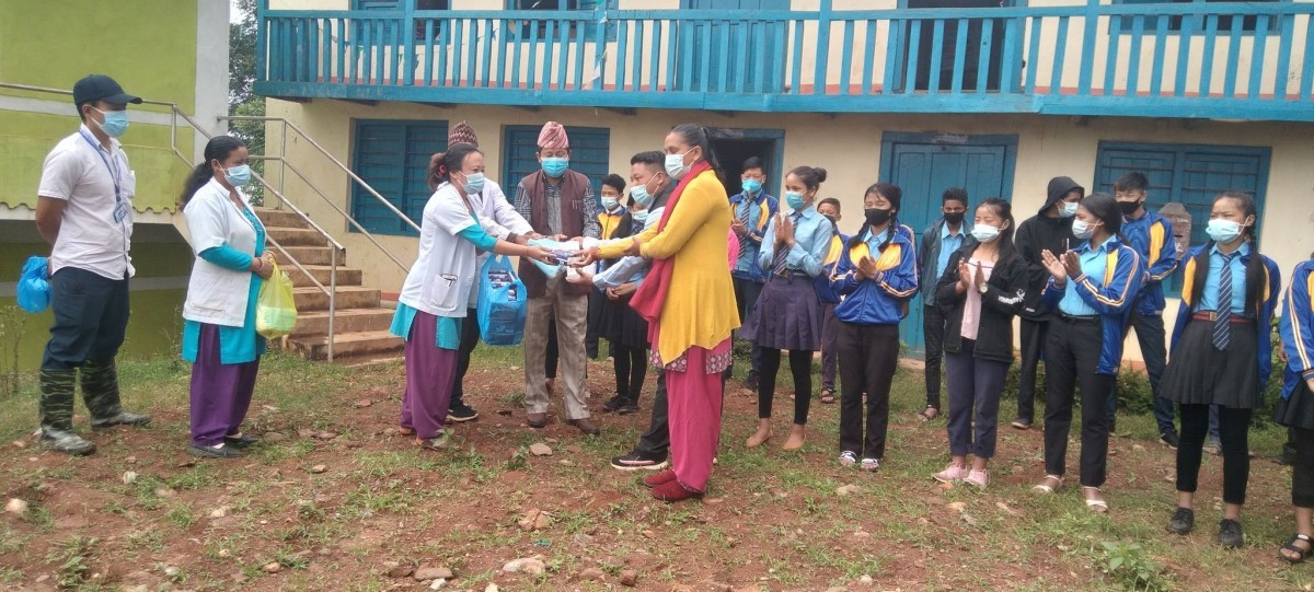 वडा कार्यालयद्वारा विद्यालयलाई स्वास्थ्य सामग्री वितरण