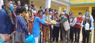 विद्यालयलाई पर्शुराम राई स्मृति प्रतिष्ठानको स्वास्थ्य तथा खेलकुद सामग्री 