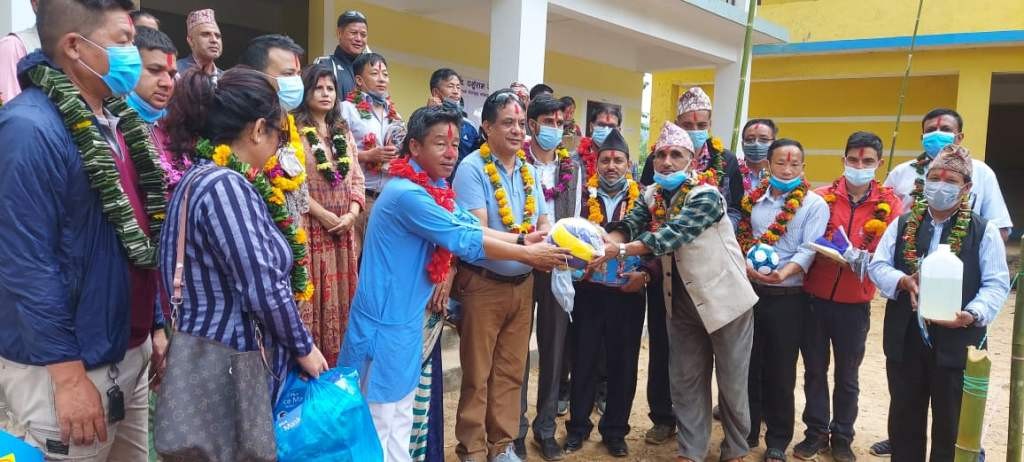 विद्यालयलाई पर्शुराम राई स्मृति प्रतिष्ठानको स्वास्थ्य तथा खेलकुद सामग्री 