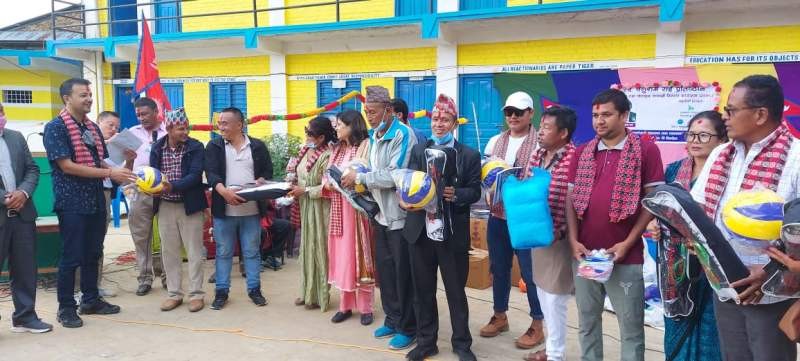 पर्शुराम राई प्रतिष्ठानद्वारा दिक्तेलका थप आठ माविलाई स्वास्थ्य तथा खेलकुद सामग्री