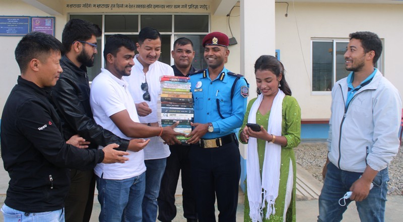 हिरासत पुस्तकालयलाई तरुण दल र नेविसंघले दियो पुस्तक 