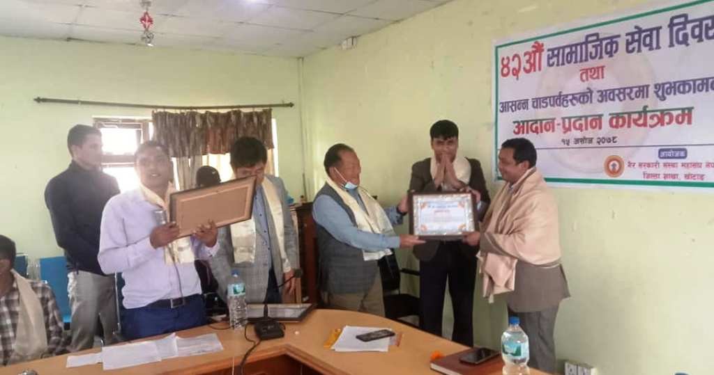 कोभिड विरुद्धको उद्धार तथा सहयोगमा खटिएका जनप्रतिनिधि सहित दुई जनालाई सम्मान 