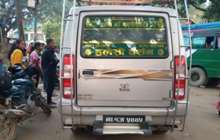 तोकिएभन्दा बढि लिइएको भाडा प्रहरीले यात्रुलाई फिर्ता गरायो