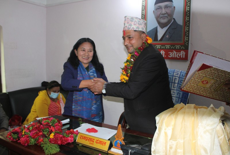 एमालेका नवनिर्वाचित पदाधिकारीले गरे पदभार ग्रहण 