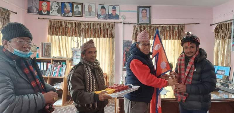राष्ट्रव्यापी साइकल यात्रामा निस्किए दोलखाका अभिनय, खोटाङमा स्वागत 