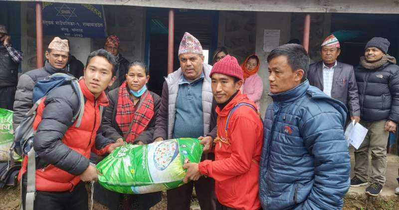 हिमपात पीडित ४० घरपरिवारलाई चामल र कम्बल  वितरण