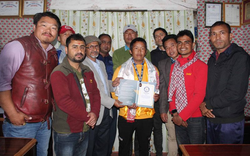 उल्टो बसेर मोटरबाइक  चलाउने   राईले पाए गिनिज वल्ड रेकर्डस्को सम्मान 