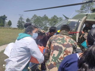सुत्केरी व्याथाले गम्भीर बनेकी आमाको हेलीकोप्टरबाट उद्धार