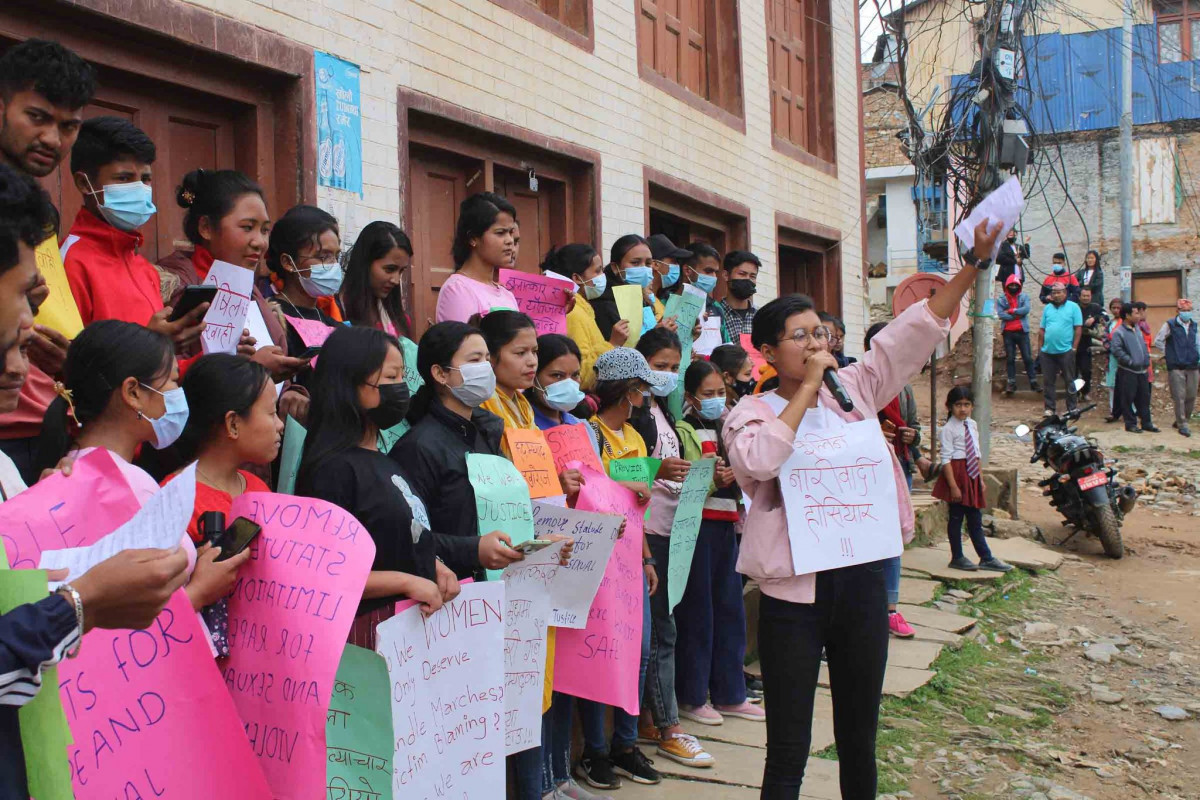 बलात्कारीलाई कारबाही माग गर्दै दिक्तेलबजारमा प्रदर्शन