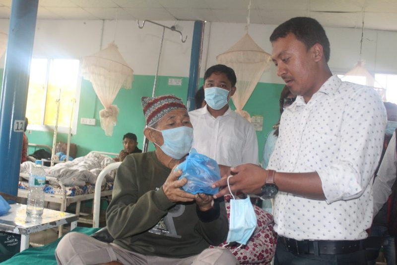 जिल्ला अस्पताल खोटाङका बिरामीलाई फलफूल वितरण