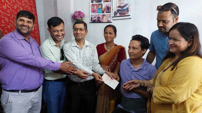 दुर्घटनामा परेका पत्रकारलाई बीमा बापतको रकम हस्तान्तरण 