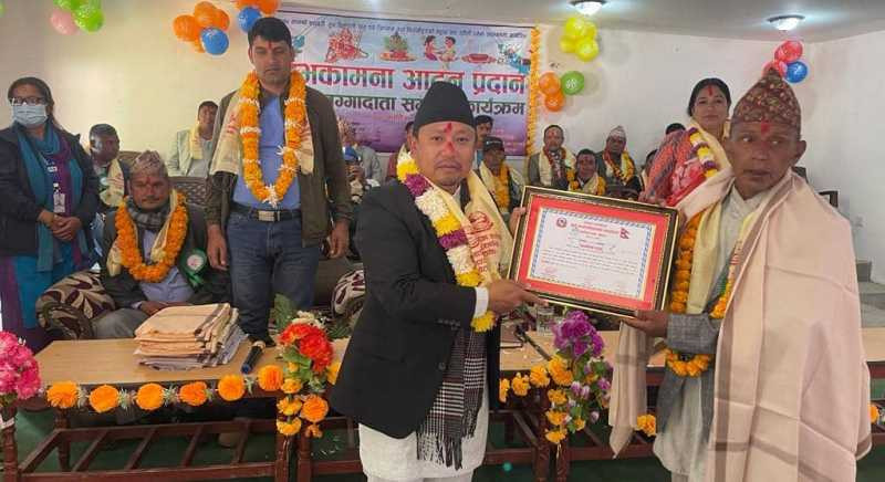 गाउँपालिकाद्वारा निःशुल्क जग्गा दिने १८ जना जग्गादातालाई सम्मान 