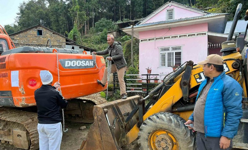 ठेकेदारको मेसिनमा लगाइएको ताला खोलियो
