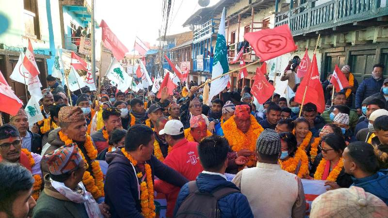 दिक्तेलमा गठबन्धनको विजयी जुलुस, भट्टराई र दंगालले दिए वधाई