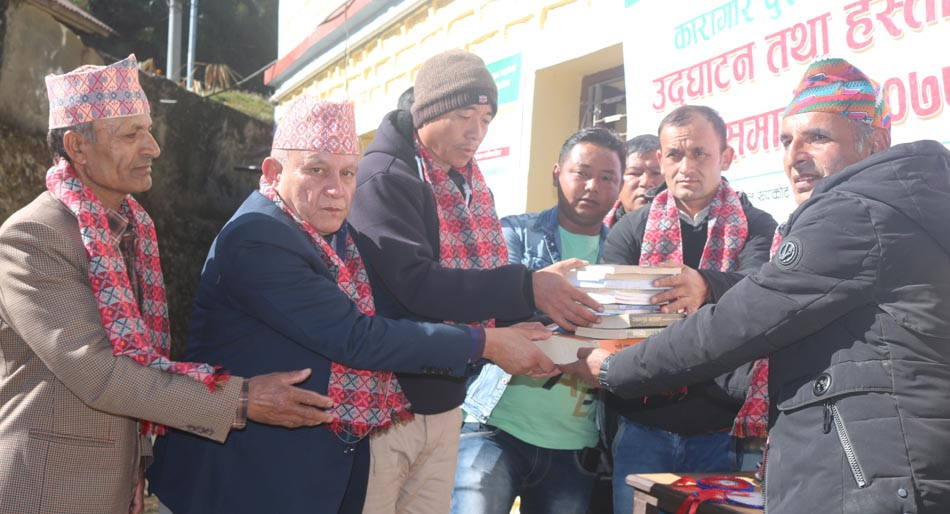 खोटाङ सेवा समाज कतारद्वारा कारागारलाई पुस्तक र फर्निचर